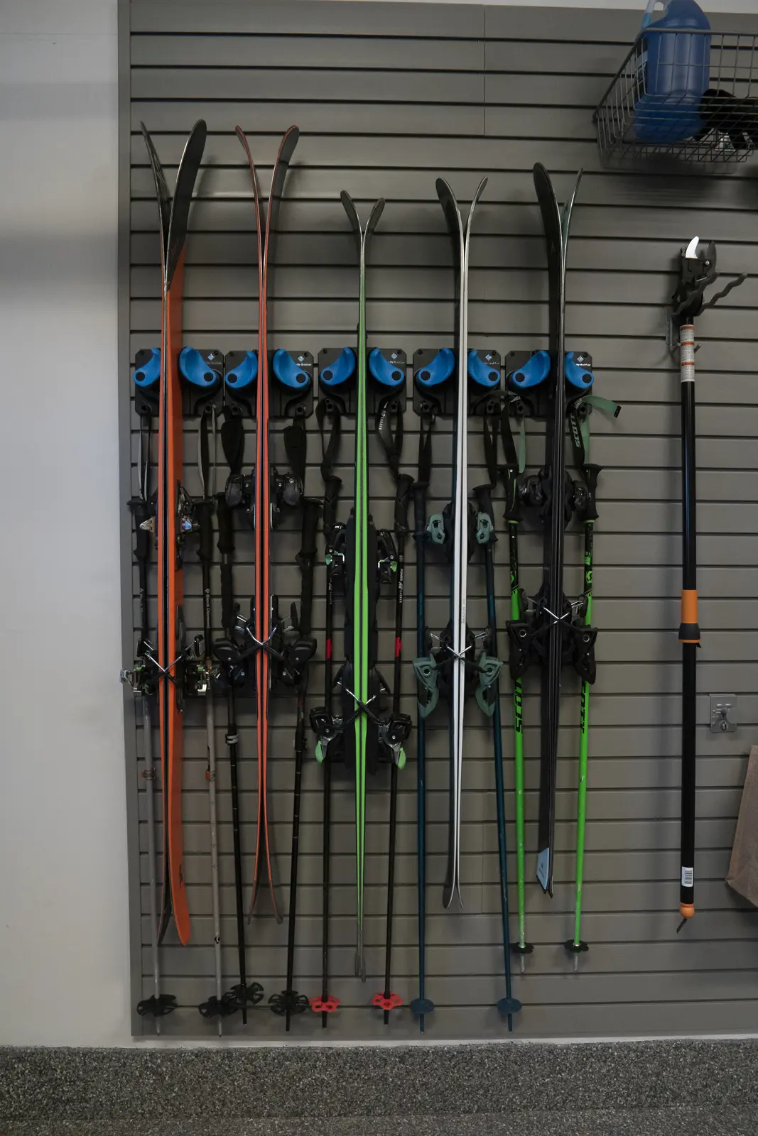 Hollander wall storage system